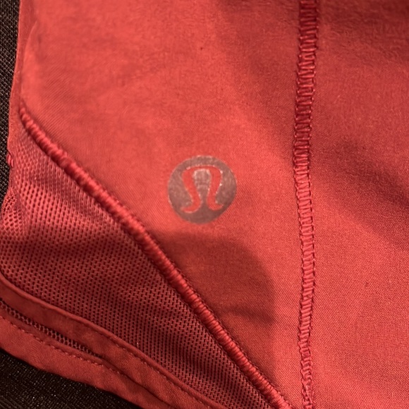 Lululemon Hotty hot shorts SIZE 2!!! - Picture 2 of 4